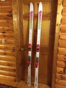 POV: 2 skis, 2 tweas, 1 Après-Ski, 80s themed